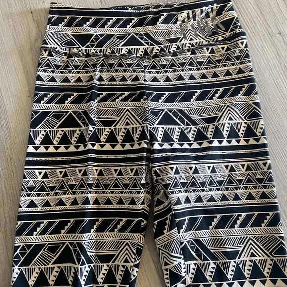 Victoria Secret PINK Aztec Black & White Leggings Size S Women’s - Picture 2 of 6